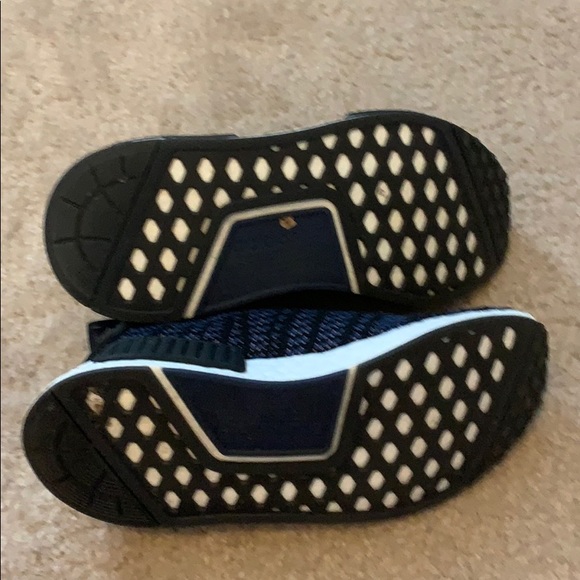 Adidas Women’s Boost knit sneakers size 6 - Picture 4 of 5